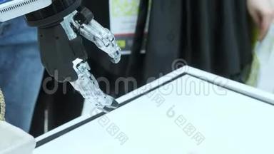 今天的未来。 机器人手臂机械手在展览会上。 机器人的金属臂在旋转，演示.. 现代